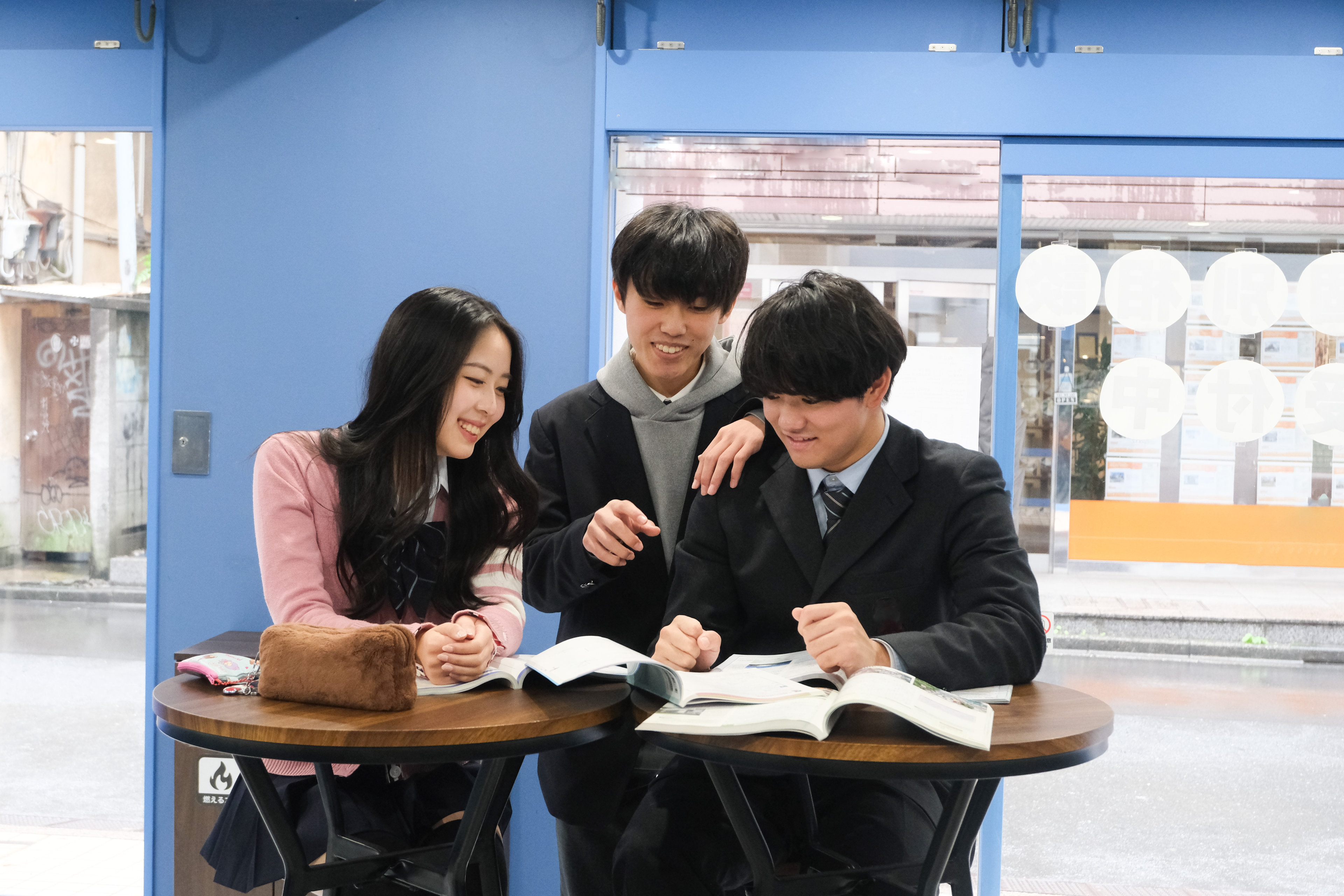 中央ゼミナール高等学院の明るい校舎と生徒たち